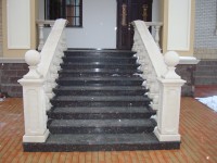 Из гранита с балясинами из белого мрамора